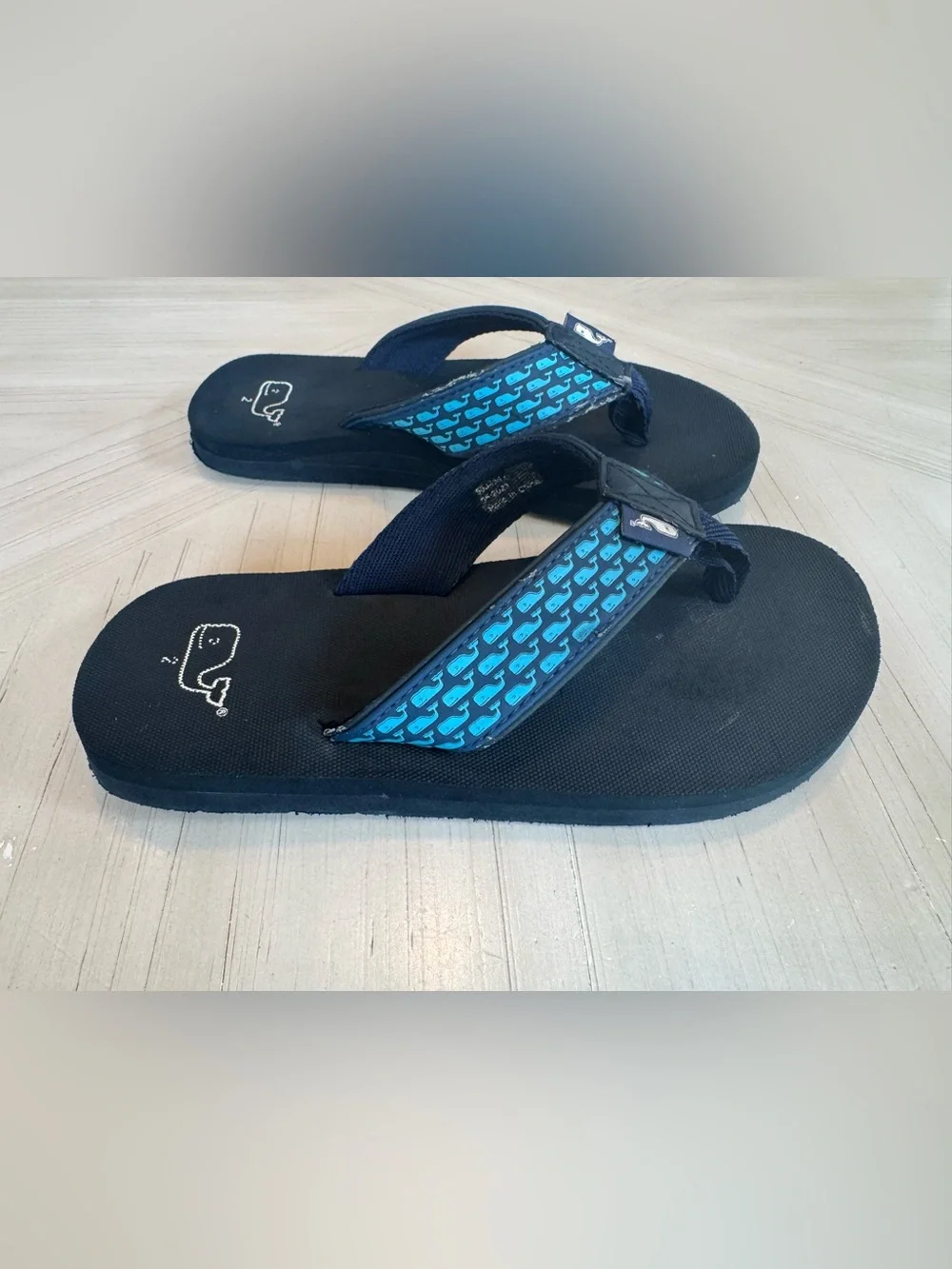 Vineyard Vines Boys’ Whale Flip Flops Sandals Blue Black - Size 2